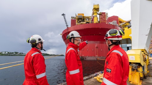 Platform voor het Penguins-gasveld in Noorwegen, met drie medewerkers (Foto: Ole-Marius Skulbru/Shell International)