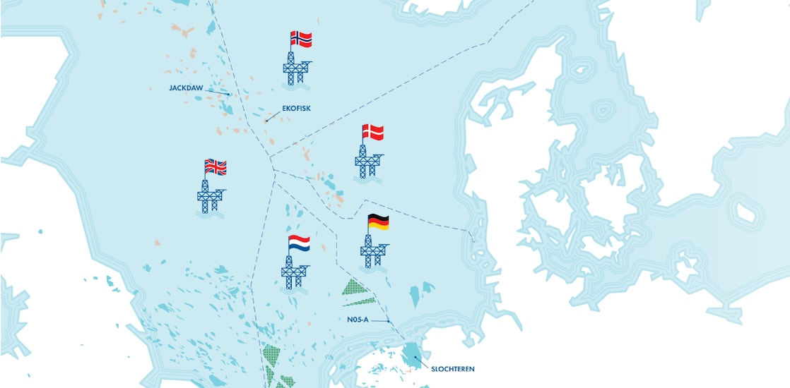 Kaart van de Noordzee met offshore platforms. Blauwe secties markeren gasvelden, roze zijn olievelden en groen zijn geplande en aangelegde windparken. Situatie in 2022. (Beeld: Dirk Jan Pino)