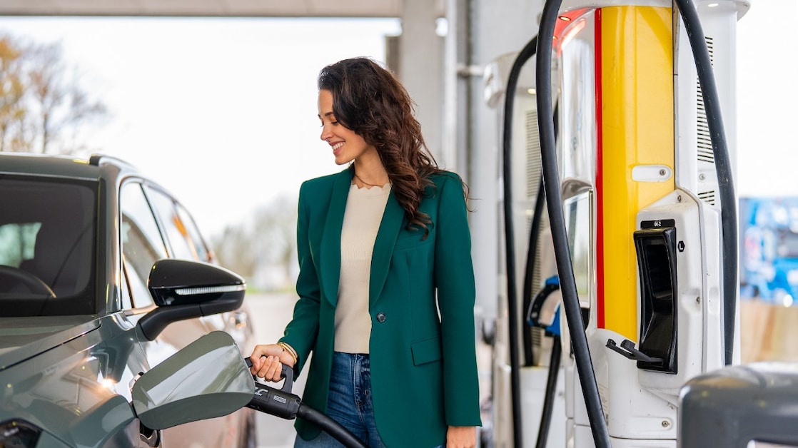 Er zijn op dit moment 1,3 miljoen elektrische auto's in Nederland. Hier wordt er eentje geladen bij een snellader van Shell Recharge (Foto: Liike/Shell Recharge)