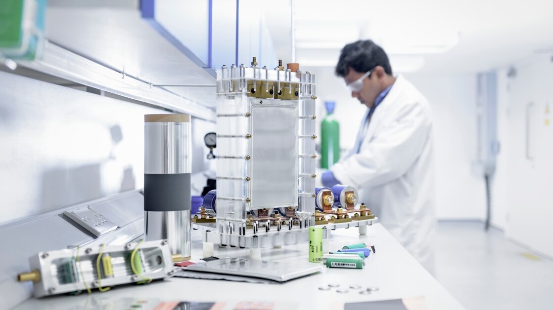 Een techneut in India werkt aan een lithium-batterij (Foto: Monty Rakusen/Getty Images)