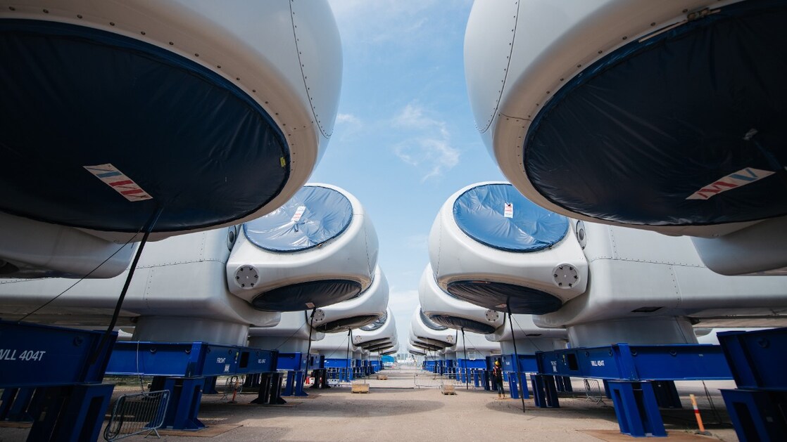 Windturbinebladen liggen klaar om op transport naar een windpark op zee te gaan (Foto: Maurice van der Meijs)