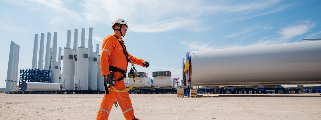 Wind turbine blades are ready for transport to an offshore wind farm (Photo: Maurice van der Meijs).