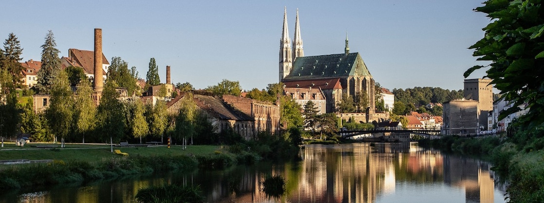 De stadjes Görlitz (links) en Zgorzelec (rechts) aan weerszijden van de Lausitzer Neisse-grensrivier tussen Duitsland en Polen. (Foto: Marcel Burger)