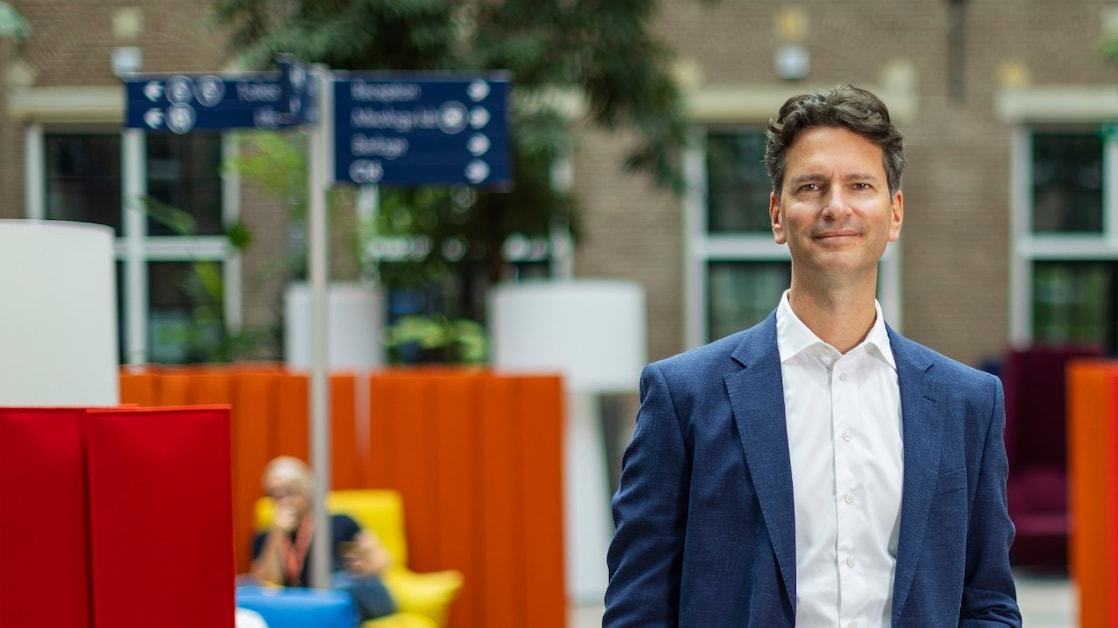 Thomas de Boer in the inner court of building C30, Shell Campus Den Haag (Photo: Jiri Büller)