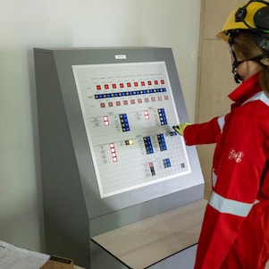 Een medewerker bij een bedieningspaneel op Holland Hydrogen 1 (Foto: Christian Kalse)