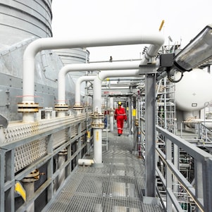 An employee walks through one of the installations of Holland Hydrogen 1, April 2026 (Photo: Christian Kalse)