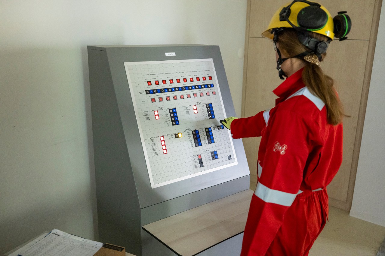 An employee at a control panel of Holland Hydrogen 1, April 2026 (Photo: Christian Kalse)