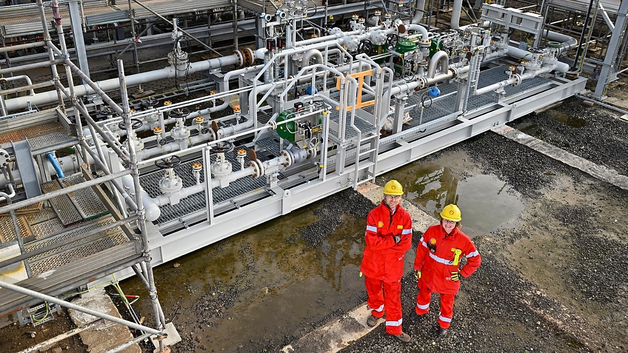 Hier komt de groene waterstof van de Holland Hydrogen 1 straks aan op Pernis. Met Vera Wissel (Pernis) en Thijs Bosboom (HH1) (Foto: Ernst Bode)