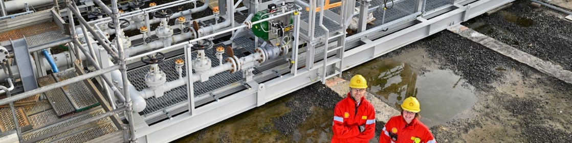 Hier komt de groene waterstof van de Holland Hydrogen 1 straks aan op Pernis. Met Vera Wissel (Pernis) en Thijs Bosboom (HH1) (Foto: Ernst Bode)