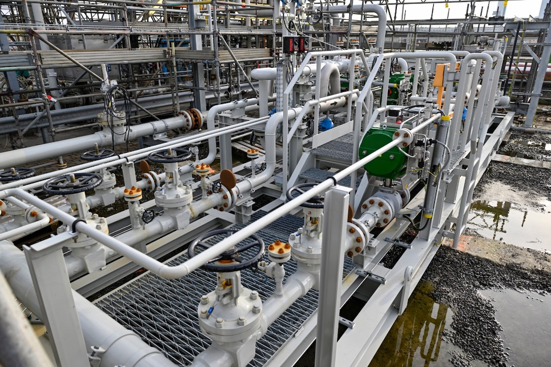 Het innamepunt, waar straks de groene waterstof van de Holland Hydrogen 1 aankomt op Shell Pernis (Foto: Ernst Bode)