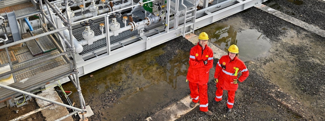 The spot where renewable hydrogen from the Holland Hydrogen 1 will arrive at the Shell Pernis refinery. With Vera Wissel (Pernis) and Thijs Bosboom (HH1) (Photo: Ernst Bode)