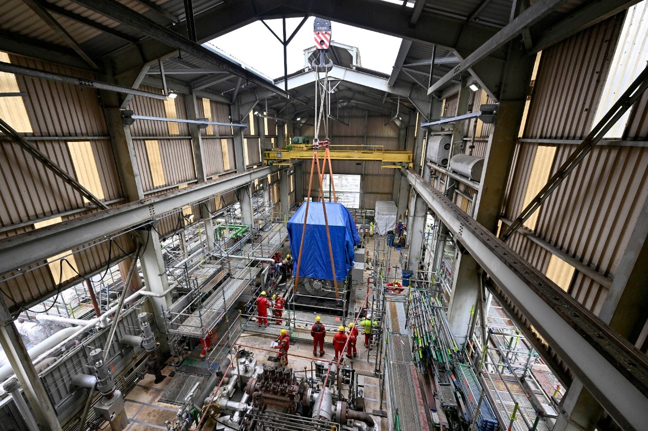 Het inhijsen van een van de twee nieuwe elektrische compressoren, 21 maart 2026 (Foto: Ernst Bode)