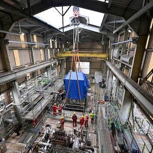 Het inhijsen van een van de twee nieuwe elektrische compressoren, 21 maart 2026 (Foto: Ernst Bode)
