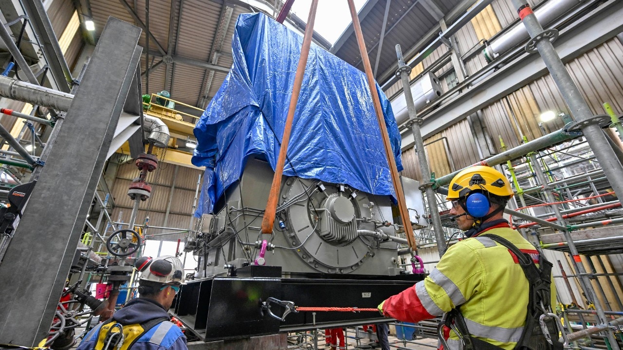Het inhijsen van een van de twee nieuwe elektrische compressoren, 21 maart 2026 (Foto: Ernst Bode)