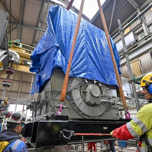 Het inhijsen van een van de twee nieuwe elektrische compressoren, 21 maart 2026 (Foto: Ernst Bode)