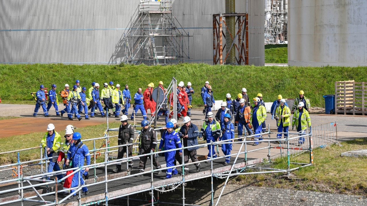 De kleuren van de overalls laten zien dat Shell-ers en aannemers gezamenlijk de onderhoudsklus klaren, april 2026 (Foto: Ernst Bode)