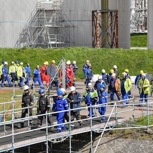 De kleuren van de overalls laten zien dat Shell-ers en aannemers gezamenlijk de onderhoudsklus klaren, april 2026 (Foto: Ernst Bode)