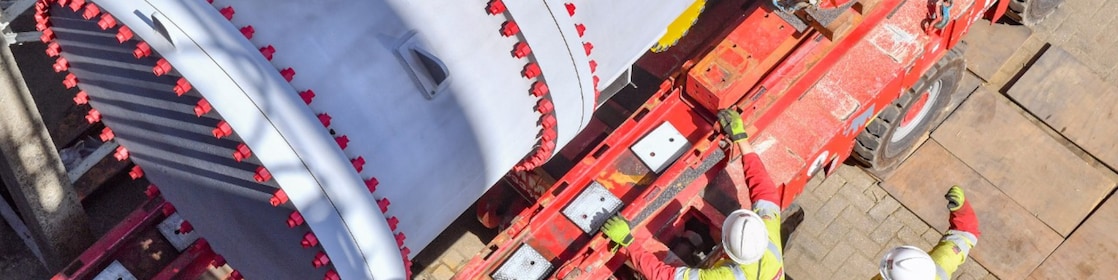 Transport van een nieuw onderdeel voor de MLO-fabriek van Shell Chemicals Park Moerdijk, april 2026 (Foto: Ernst Bode)