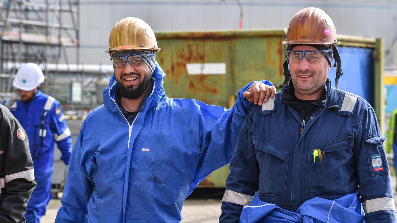 Two contractors at Shell Chemicals Park Moerdijk during the turnaround, April 2026 (Foto: Ernst Bode)