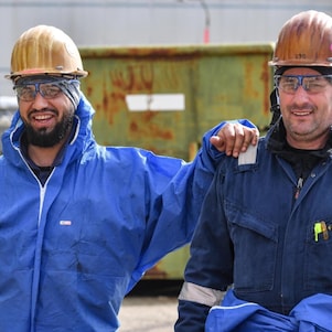 Two contractors at Shell Chemicals Park Moerdijk during the turnaround, April 2026 (Foto: Ernst Bode)