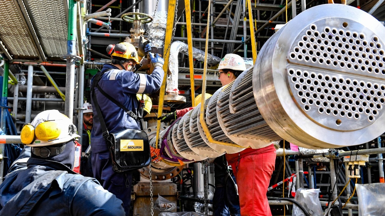 Replacing a major part during the turnaround, April 2026 (Photo: Ernst Bode)