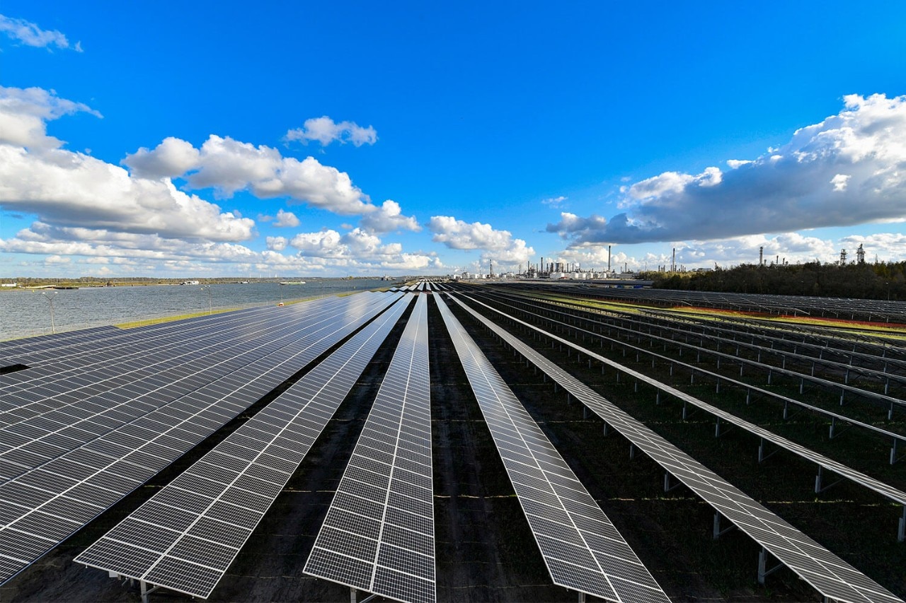 Solar farm Moerdijk, commissioned in 2019, with at the horizon the then skyline of the chemical complex (Photo: Ernst Bode)