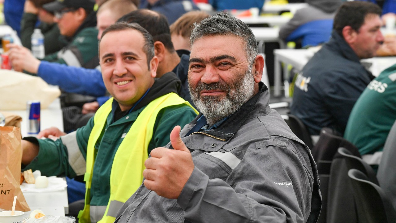 A contractor gives his thumbs up during the 2026 turnaround (Photo: Ernst Bode)
