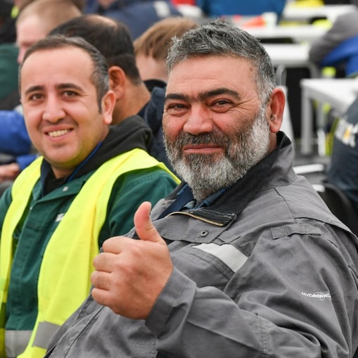 A contractor gives his thumbs up during the 2026 turnaround (Photo: Ernst Bode)