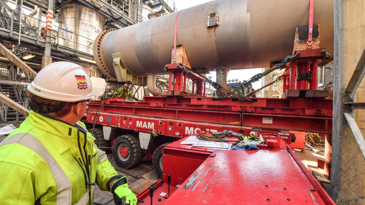 A major part of the renewal arrives per heavy-duty vehicle of the Mammoet company, April 2026 (Photo: Ernst Bode)