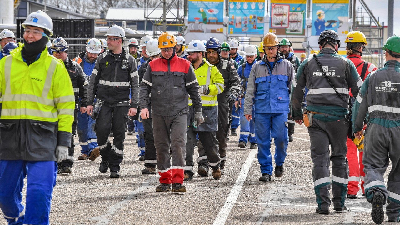 A variety of coloured overalls shows the many different contractors and Shellonians joined forces for the turnaround at Shell Chemicals Park Moerdjk, April 2026 (Photo: Ernst Bode)