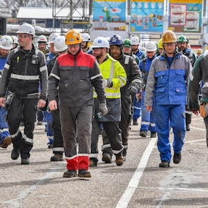 A variety of coloured overalls shows the many different contractors and Shellonians joined forces for the turnaround at Shell Chemicals Park Moerdjk, April 2026 (Photo: Ernst Bode)