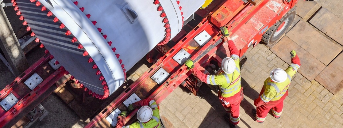 A big part of the renewal arrives by heavy vehicleo the Mammoet company, April 2026 (Photo: Ernst Bode)