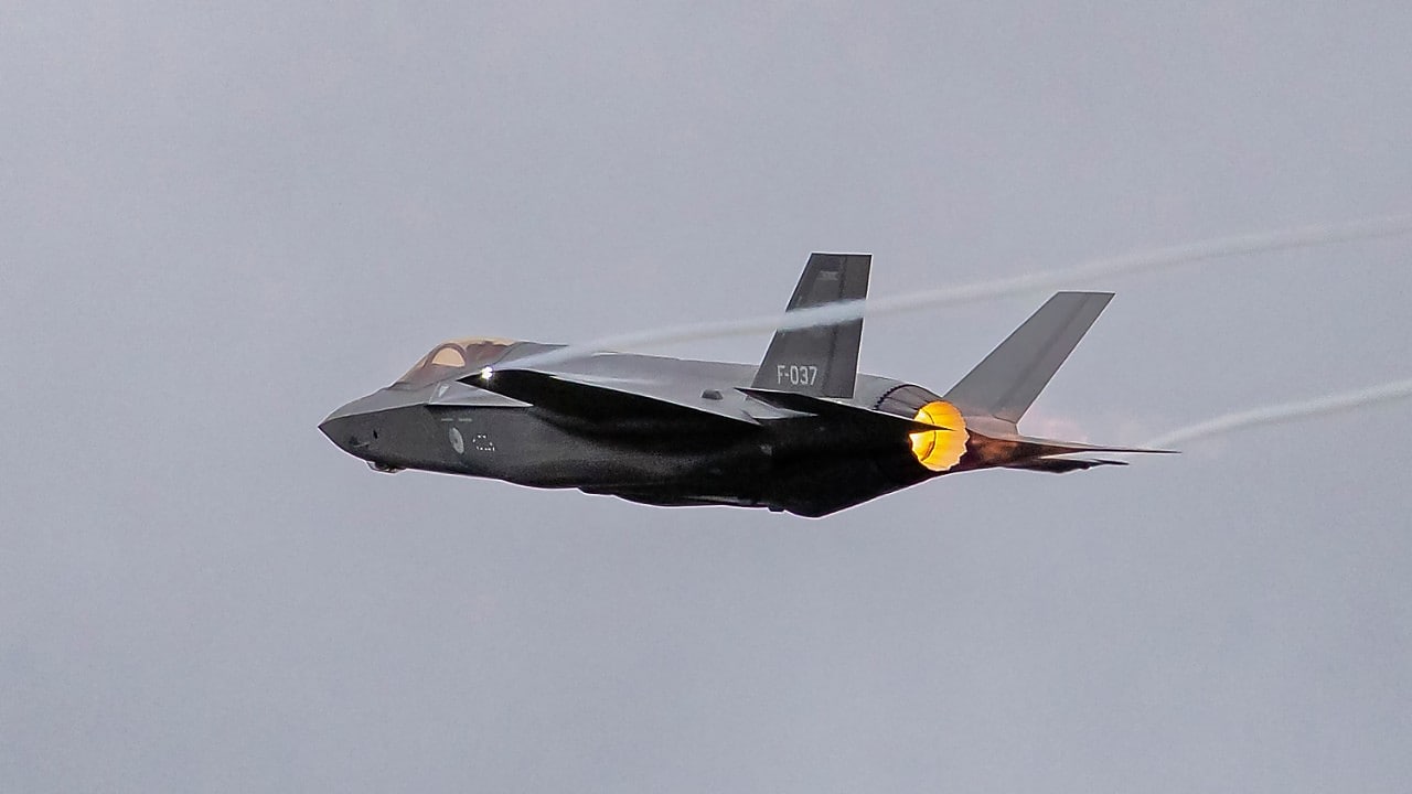 Een Nederlandse F-35 kort na opstijgen van vliegbasis Volkel (Foto: Marcel Burger)