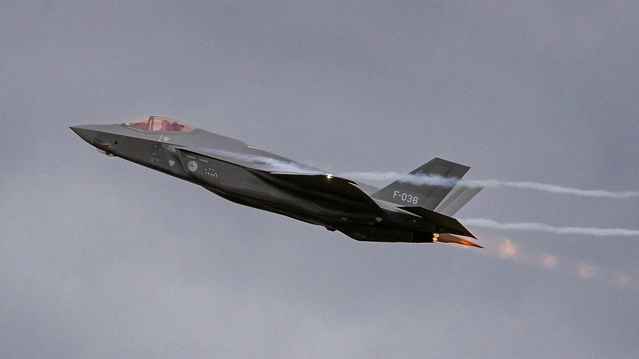 Een Nederlandse F-35 kort na het opstijgen van vliegbasis Volkel (Foto: Marcel Burger)