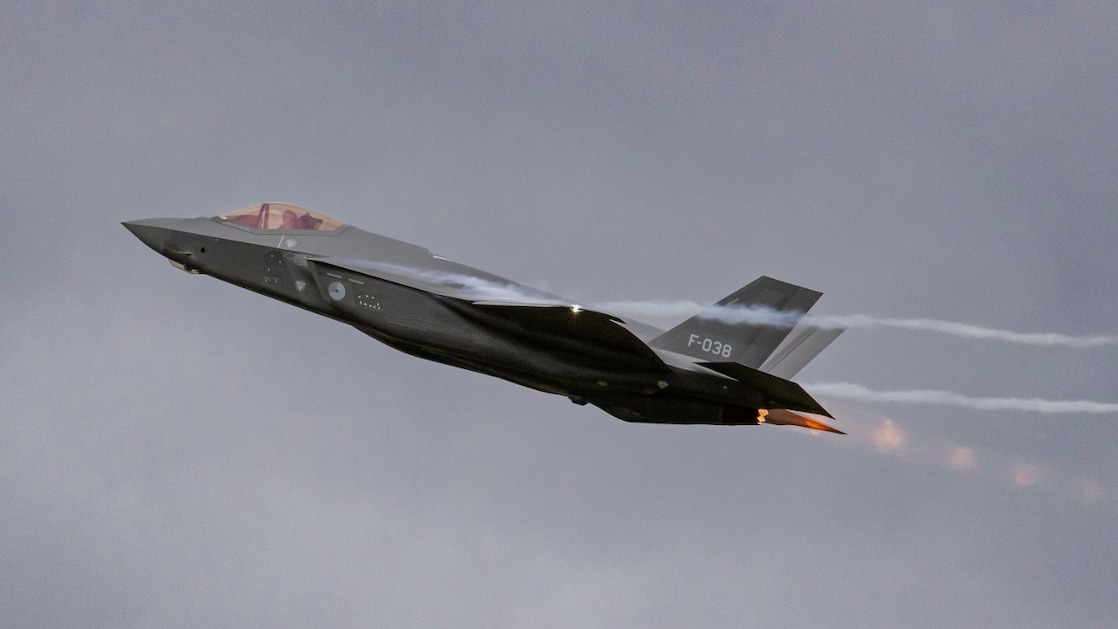 Een Nederlandse F-35 kort na het opstijgen van vliegbasis Volkel (Foto: Marcel Burger)