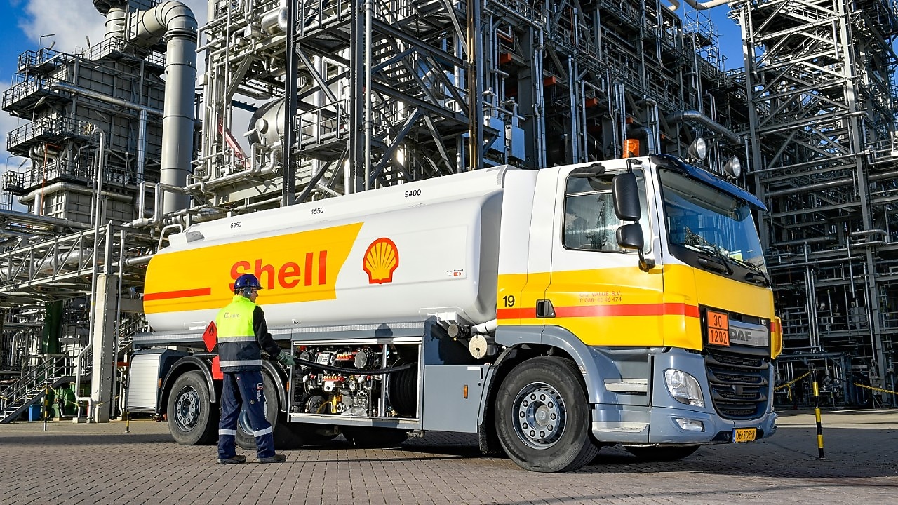 Een tankwagen op Shell Pernis. Pernis levert zo en via een pijpleidingnet brandstof aan de Nederlandse krijgsmacht (Foto: Ernst Bode)