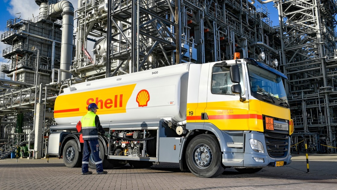 Een tankwagen op Shell Pernis. Pernis levert zo en via een pijpleidingnet brandstof aan de Nederlandse krijgsmacht (Foto: Ernst Bode)