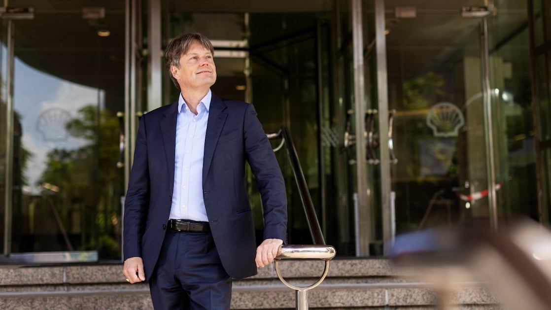 Frans Everts on the steps leading towards the main entrance of the headquarters of Shell Netherlands, the Hague, 2025 (Photo: Jiri Büller)
