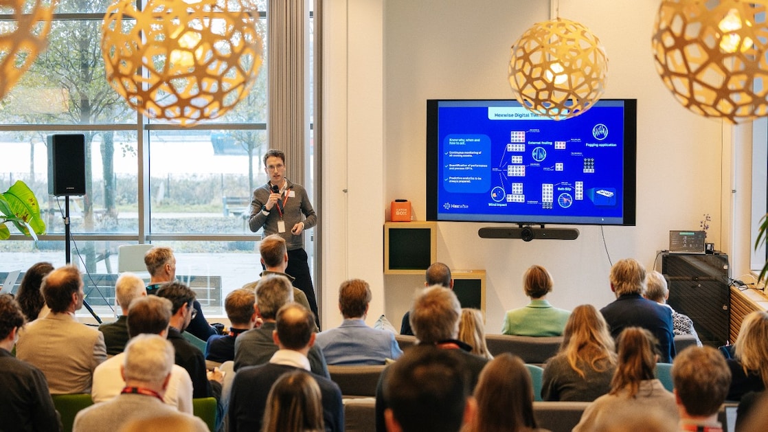 Hexwise-directeur Niels Bergsma tijdens de presentatie van de Leapsprong-wedstrijd, november 2025 (Foto: VonMoos)