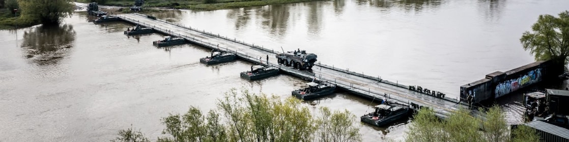 Militairen steken met voertuigen van de landmacht de IJssel over onderweg naar Duitsland voor de NAVO-oefening Steadfast Defender, april 2024. Foto: Remco de Waal (ANP)