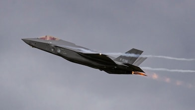 Een Nederlandse F-35 kort na opstijgen van vliegbasis Volkel (Foto: Marcel Burger)