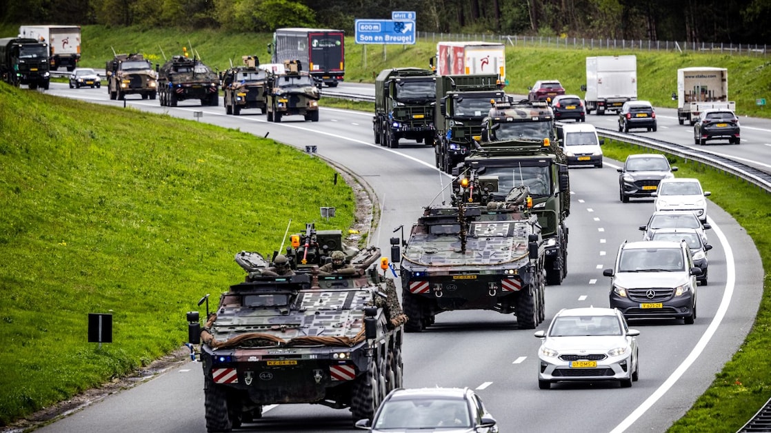 Voertuigen van de Konklijke Landmacht en gewoon wegverkeer nabij Oirschot, april 2024. (Foto: ANP / Hollandse Hoogte / Rob Engelaar)