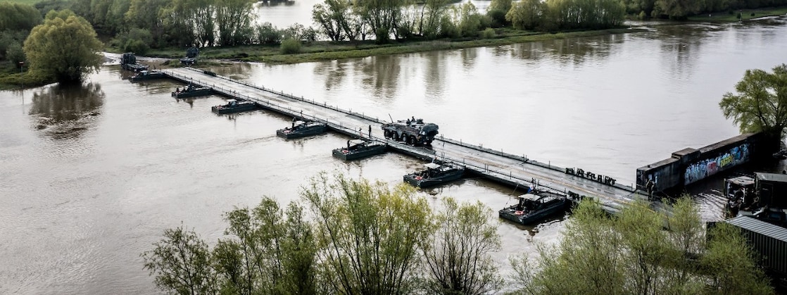 Troops of the Royal Netherlands Army are crossing the IJssel river on their way to Germany during excercise Steadfast Defender, April 2024. Phto: Remco de Waal (ANP)