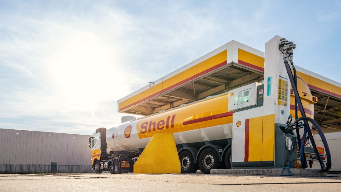 A Shell fuel lorry at a Shell station. Fuel should be one of the strategic reserves, the report argues. (Photo: Shell International)
