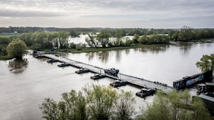 Militairen steken met voertuigen van de landmach de IJssel over onderweg naar Duitsland voor de NAVO-oefening Steadfast Defenderk, april 2024. Foto: Remco de Waal (ANP)