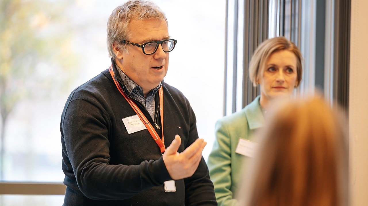 Max ter Horst (links), naast ETCA-directeur Sarah Street tijdens de start van LeapSprong 2026 in november (Foto: VonMoos)