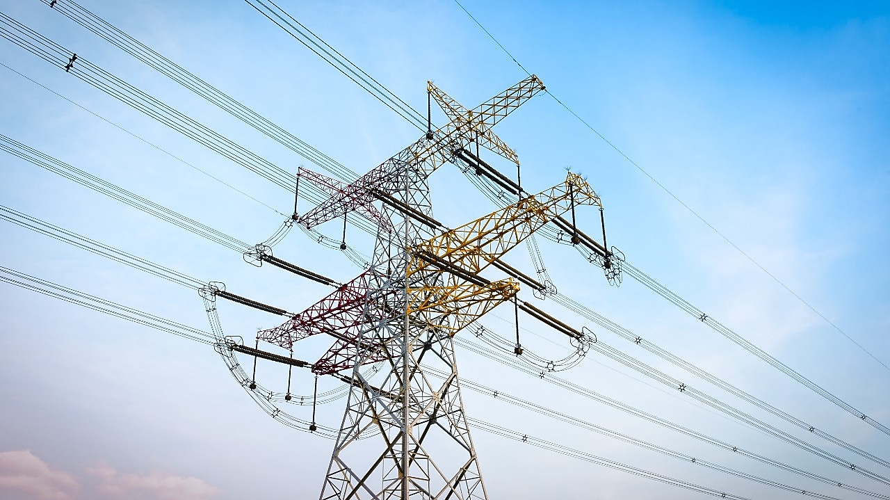 Hoogspanningslijnen in het landschap