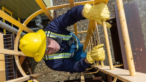 Een medewerker van de Shell LNG-locatie Groundbirch in Canada klimt omhoog (Foto: Fritz Tolentino)