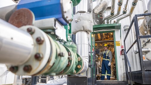 A worker inspecting an installatoin at the Shell Groundbirch LNG site in Canada (Photo: Fritz Tolentino)