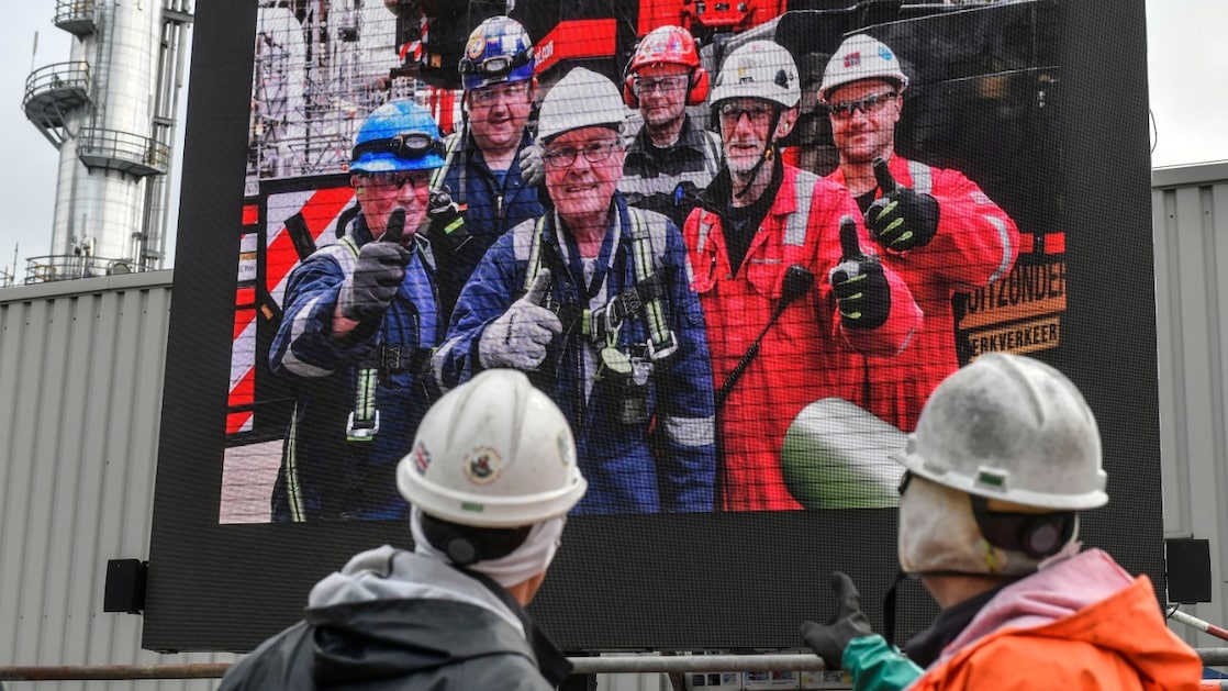 Aannemers en medewerkers met de duimen omhoog tijdens een eerdere turnaround op Moerdijk (Foto: Ernst Bode)